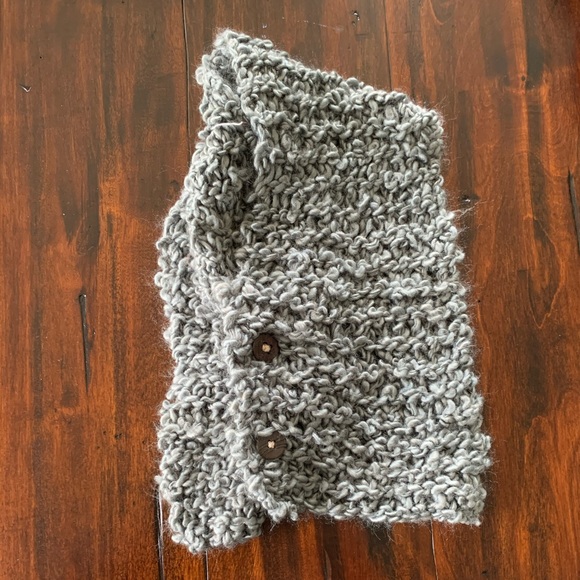 NWT Handmade Gray Cowl Scarf With Buttons - Picture 4 of 5